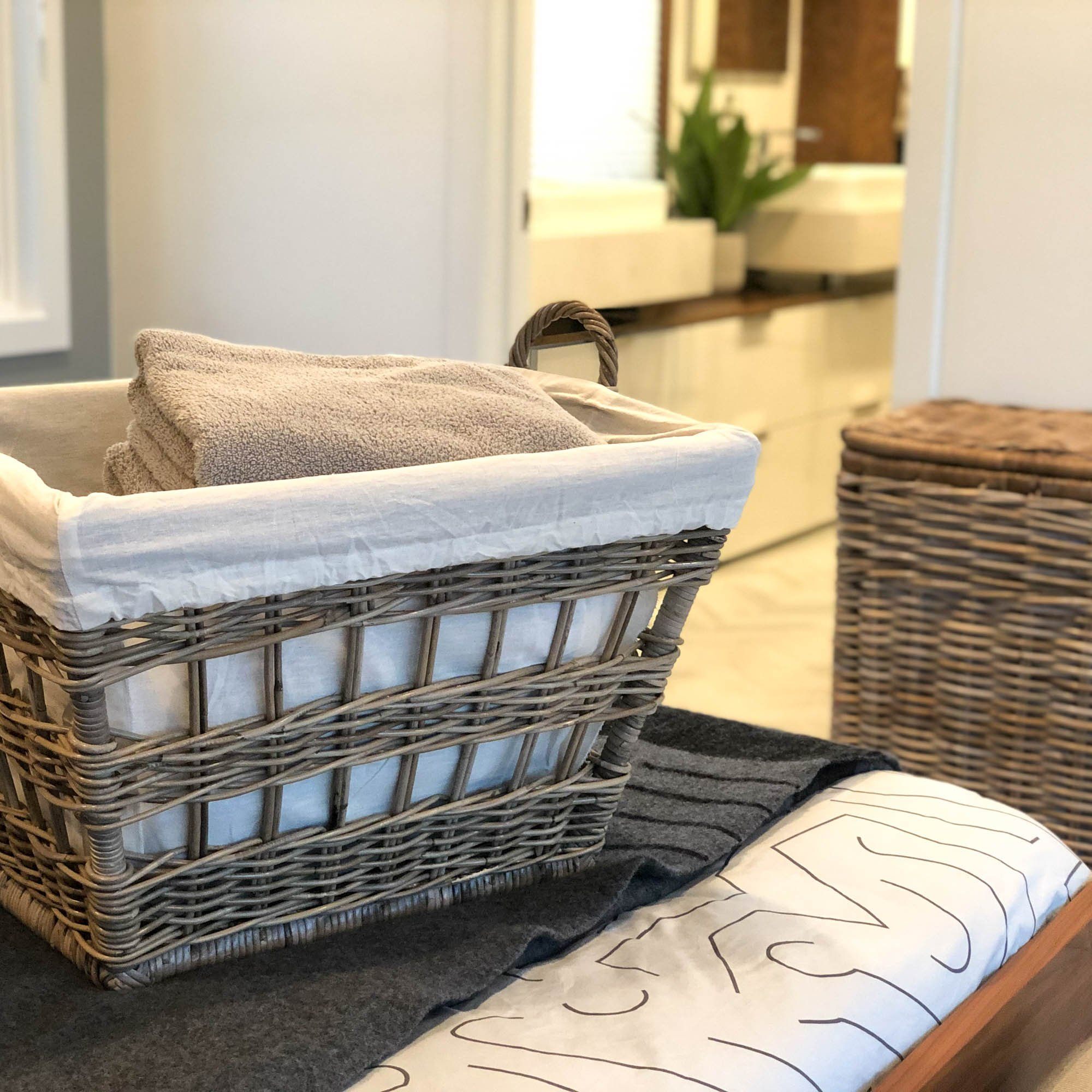 Natural French-Style Wicker Laundry Basket - Image 4